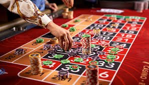 Tampilan meja blackjack langsung di studio Spadegaming dengan dealer profesional
